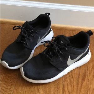 Nike black roshe shoes